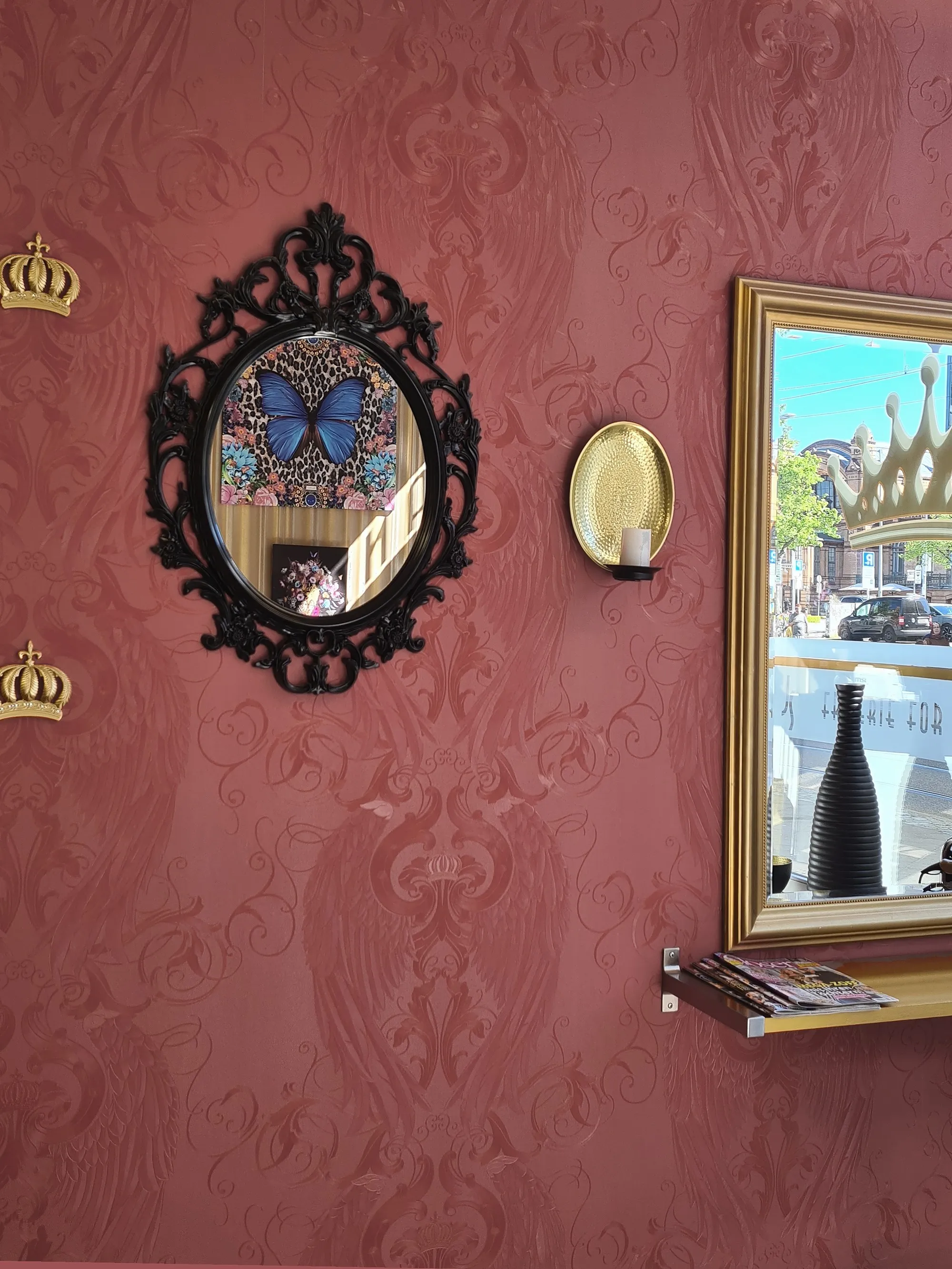 Im Salon: roter Damast, vintage Goldspiegel, ornamentierter Spiegel — eine kleine Wohnatmosphäre mit Geschichte