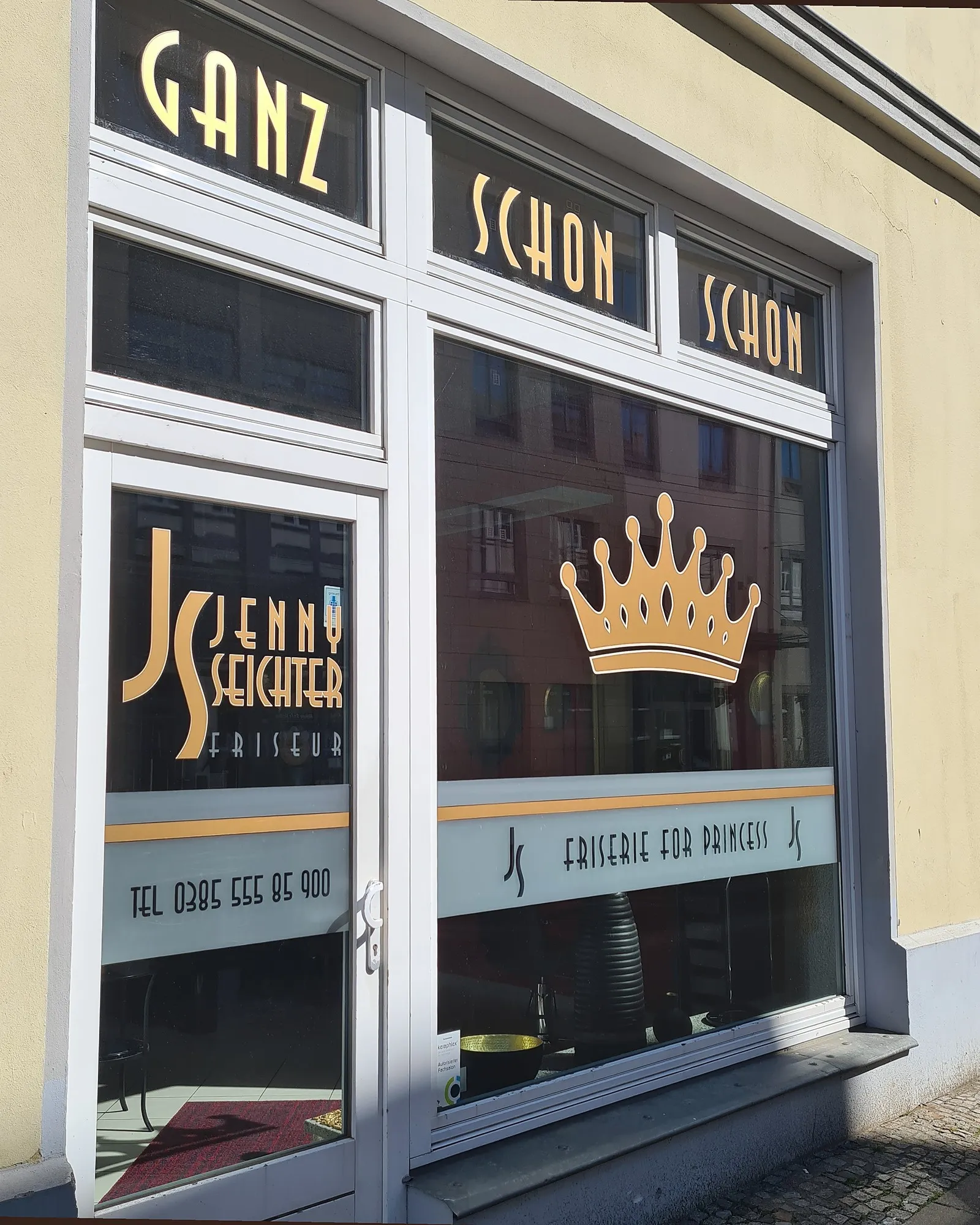 Schaufenster am Grunthalplatz: Schriftzug GANZ SCHÖN mit goldener Krone, Logo Jenny Seichter Friseur