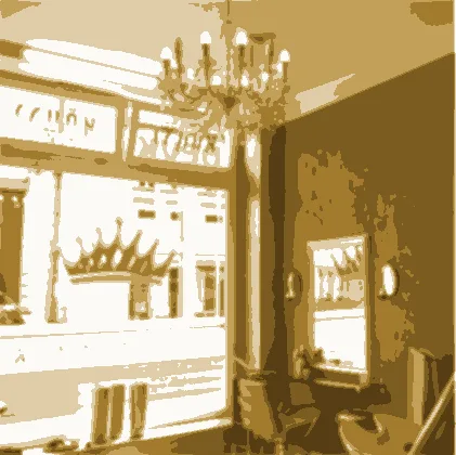Salon-Innenraum mit Kronleuchter und Schaufensterblick auf den Grunthalplatz